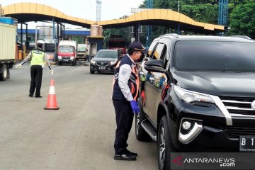 Petugas gabungan pantau "check point" penerapan PSBB di Jakarta Utara