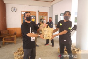 PWI Kalsel Bagikan Bantuan Sembako Untuk Wartawan