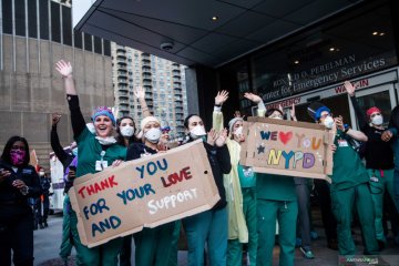 Dukungan masyarakat umum untuk petugas medis di Manhattan, Amerika