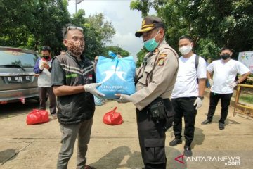 Polda Metro bagikan 1.000 paket beras dan vitamin di Jakarta Utara