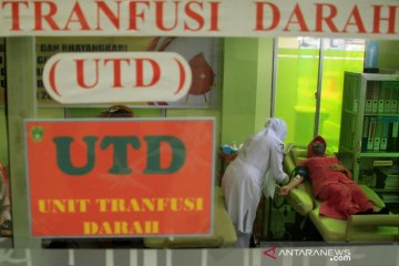 Polisi dan Bhayangkari donor darah di Aceh Barat