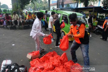 Pembagian sembako untuk sopir angkot