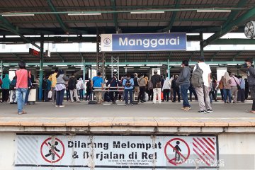 Hari Kelima Psbb Stasiun Manggarai Masih Ramai Penumpang Antara News