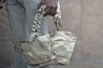 Bikin geger, desainer Indonesia buat tas dari tulang manusia