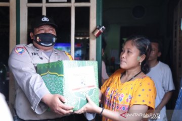 TNI-Polri bagikan sembako pada warga di Ciracas