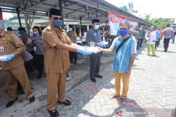 Gubernur Kalsel Serahkan Makanan Gratis