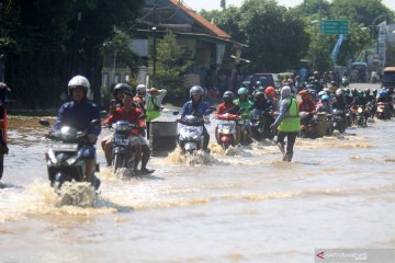 COVID-19 masih merebak, banjir pun tak terelakkan