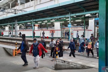 Penumpang masih berlari kejar kereta di Stasiun Manggarai