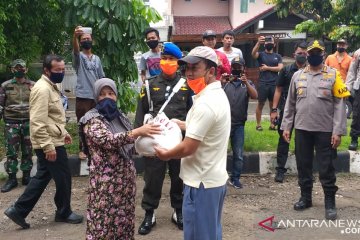 Warga Kembangan di Jakarta Barat salurkan 3.000 paket sembako