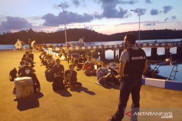 Bakamla amankan 47 TKI dari Malaysia lewat "pelabuhan tikus"