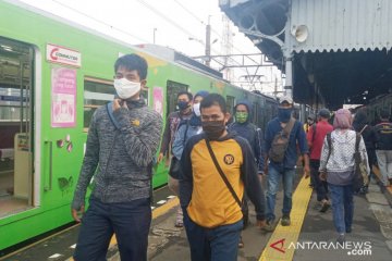 Stasiun Bogor masih ramai, antrean terjadi saat naik-turun KRL
