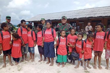 TNI-Polri Bagikan 120 Paket Alat Sekolah Di Pegunungan Bintang Papua