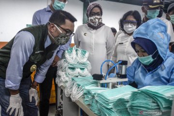 Gubernur Jabar kunjungi pabrik masker