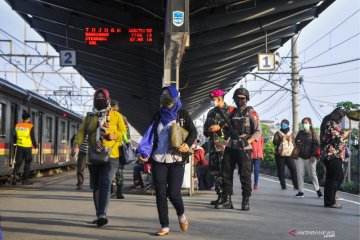 Hari pertama  PSBB Stasiun Bekasi