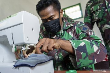 Prajurit TNI produksi masker