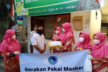 Ribuan masker kain dibagikan ke pedagang di pasar tradisional Mataram