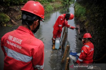Penanggulangan kebocoran minyak di Bandung