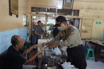 Personel Polda Aceh sambangi kedai kopi sosialisasikan cegah COVID-19