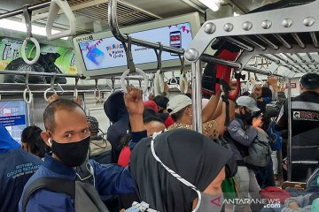 Pengguna kereta berharap KRL Bodetabek tetap beroperasi