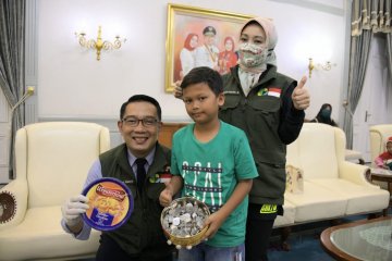 Ridwan Kamil sambut dua bocah penyumbang tabungan bagi tenaga medis