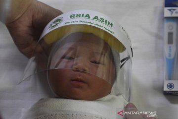 Pelindung wajah bagi bayi yang baru lahir di RSIA Asih