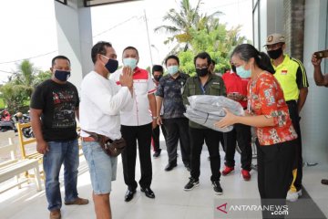 Bupati Gianyar serahkan APD untuk semua Puskesmas