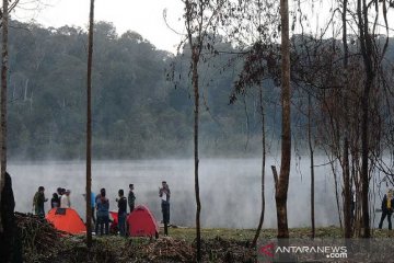 Menikmati pesona Danau Tambing