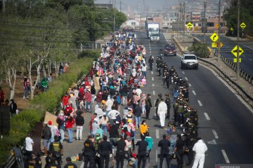 Warga berusaha tembus karantina di Lima, Peru