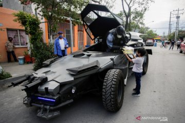 Batman berbagi kue di Mexico