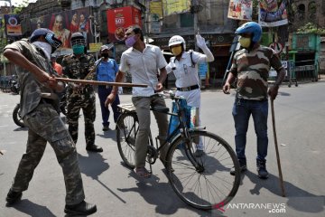 Petugas bersenjata tongkat razia warga yang keluyuran saat "lockdown" di India