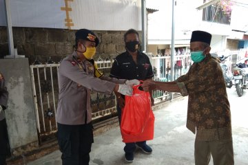 Paket makanan didistribusikan ke warga Jalan Musyawarah Kebon Jeruk