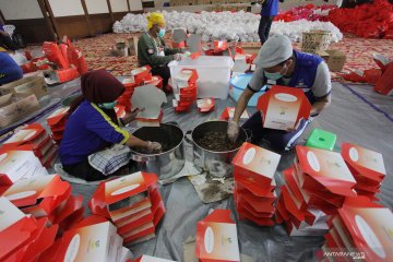 Distribusi ratusan ribu nasi kotak bagi warga terdampak COVID-19 di Jakarta