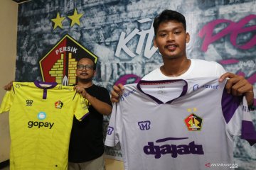 Lelang jersey striker Persik Kediri