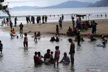 Wisatawan padati pantai di Aceh di tengah wabah COVID-19