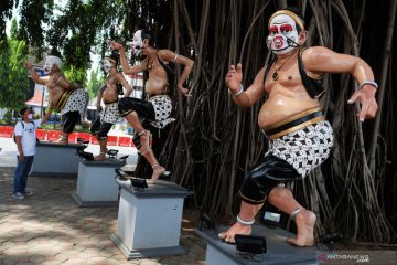 Patung wayang di Solo kenakan masker