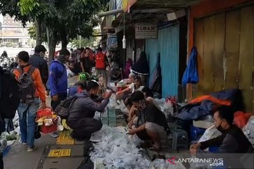 Satpol PP Jatinegara bubarkan kerumunan Pasar Ikan