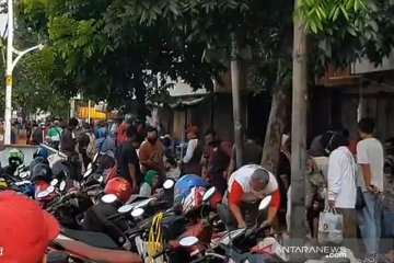 Satpol PP gembosi ban kendaraan konsumen di Pasar Jatinegara