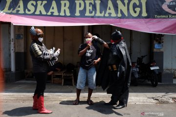 Superhero bagi-bagi masker di Pasar Gede Solo