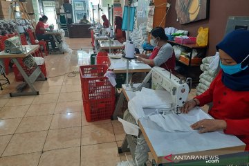 UMKM di Surabaya produksi ribuan masker dan APD setiap hari