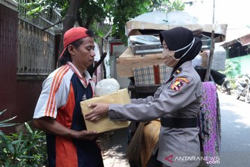 Polwan Divhumas Polri bagikan paket sembako bantu warga saat pandemi
