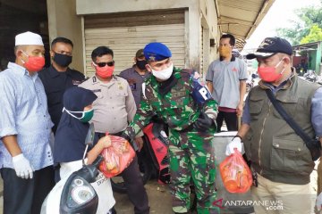 Ormas Banten bersama aparat bagikan sembako di Pasar Ciplak