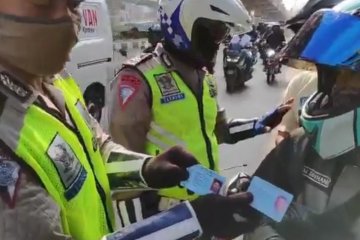 Polisi tanggung ongkos angkot bagi pelanggar motor beda alamat