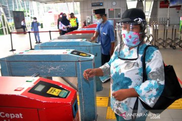 Penumpang KRL gunakan pelindung wajah antisipasi COVID-19