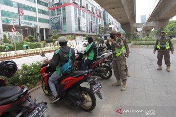 Penertiban ojek daring yang berkumpul saat PSBB Jakarta