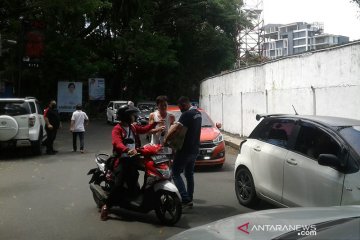 Manajemen Sulut United bagikan masker cegah  COVID-19