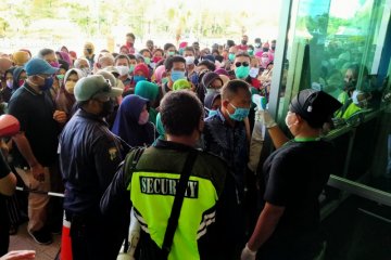 Ratusan warga mengantre beli sembako murah Lumbung Pangan Jatim