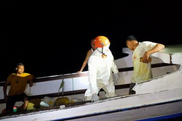 Basarnas selamatkan penumpang longboat karam di perairan Moti