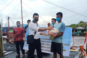 Polda Kalbar berikan bantuan 800 paket sembako pada nelayan