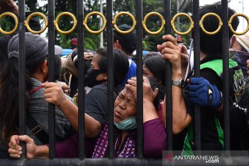 Pembagian nasi kotak dan masker di Kogabwilhan I