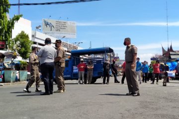 Satpol PP dirikan dua pos pemantauan di Pasar Raya Padang saat PSBB